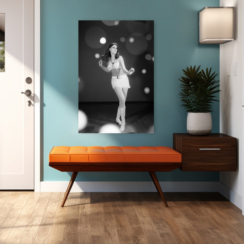 «1960S Woman Dancing In White», H 48 po x l 32 po