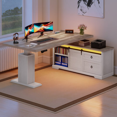 Bureau debout électrique en L de 63 po avec prises de courant et bande lumineuse à DEL, bureau d'angle réglable en hauteur avec tiroirs et porte de grange coulissante pour bureau à domicile