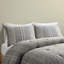 Édredon 3 pièces double / grand. Coton en gris. Rayures brodées sur fond gris. Revers avec motif. Finition en forme de couette. Lavable à la machine. Gris double / grand mini 100% coton. Imprimé diamant à revers gris.-127366377-127366376