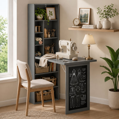 Bureau d'ordinateur pliant mural gris anthracite multifonctionnel, comprenant un tableau d'écriture intégré et des tablettes de rangement latérales, avec une surface de travail convertible.