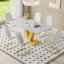 Ensemble de table et de chaises. Ensemble de table de salle à manger en verre trempé blanc neige moderne avec chaises en polyuréthane de luxe.-680825568