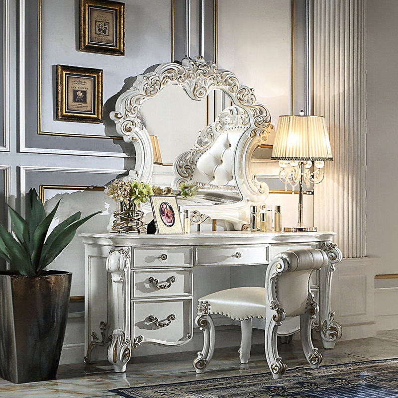 Tabouret de coiffeuse rectangulaire beige avec accoudoirs sans accoudoirs, garniture cloutée à base de siège à roulettes, largeur de 25 pouces pour la décoration de la chambre, garniture argentée antique sur la base, rembourrée et arrière, profondeur 21 po
