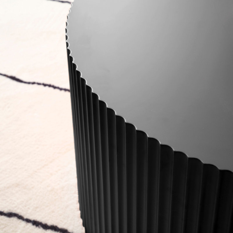 Table basse élégante et moderne au design en relief accrocheur