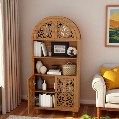 Bibliothèque rétro en bois sculpté arquée avec tablettes ouvertes, compartiments de rangement fermés et portes creusées