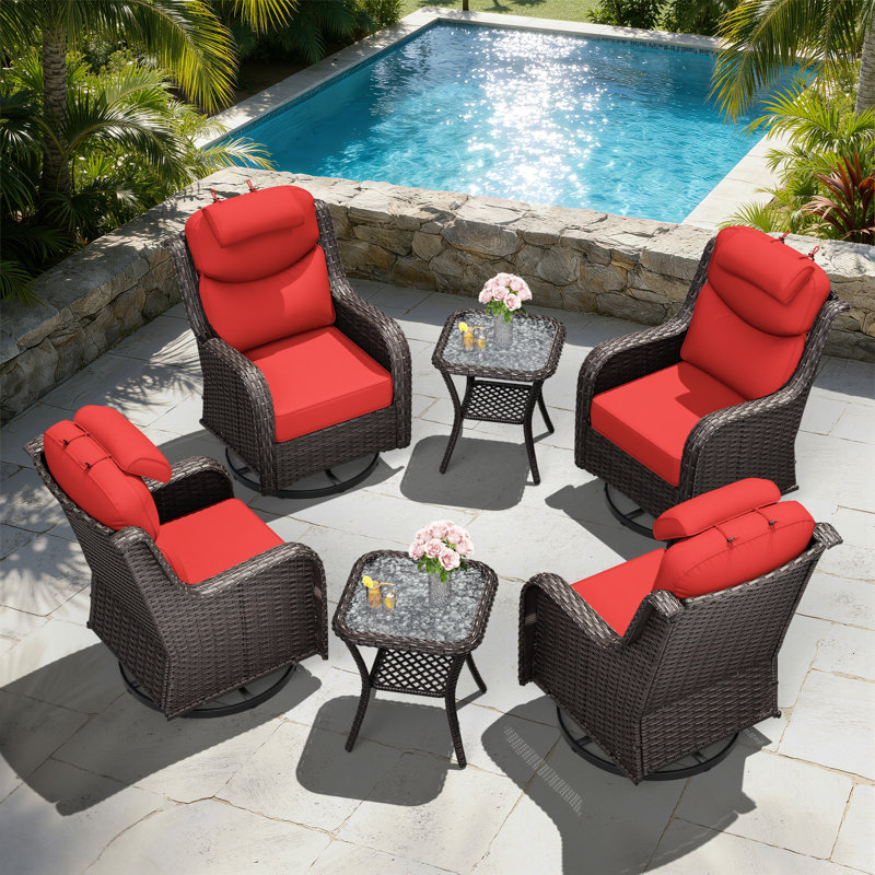 Ensemble de conversation d'extérieur en rotin pour 4 personnes avec chaises pivotantes, coussins d'appui-tête, table d'appoint et coussins rouges Adcox