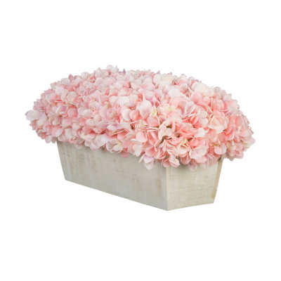 Arrangement d'hortensias roses en tissu synthétique dans un pot à fleurs