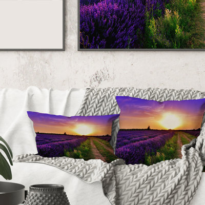 Carré, champ de lavande à l'aube II - Coussin décoratif imprimé maison de campagne