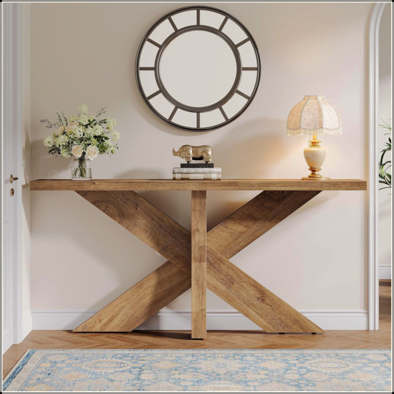 Longue console de style campagnard, canapé brun chêne derrière le canapé avec base géométrique en bois, table d'appoint de vestibule pour le salon