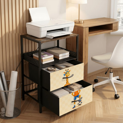 Table de chevet avec station de charge, 2 tiroirs, ports USB et prises électriques, tablette ouverte, noire, motif girafe jouant au soccer, imprimé à carreaux.