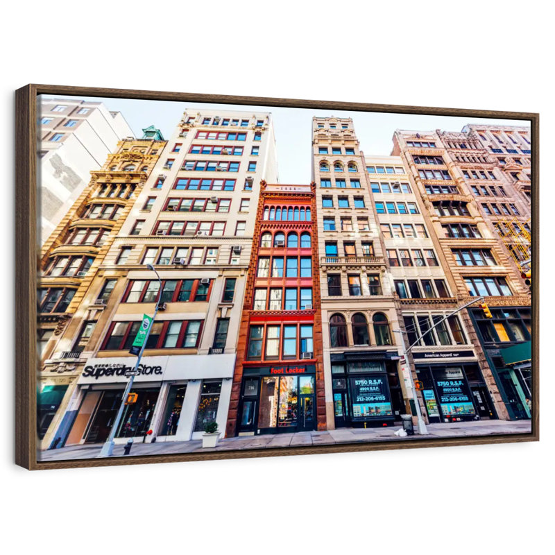 Bâtiments à Tribeca, 46 po x 31 po, Cadre flottant en noyer