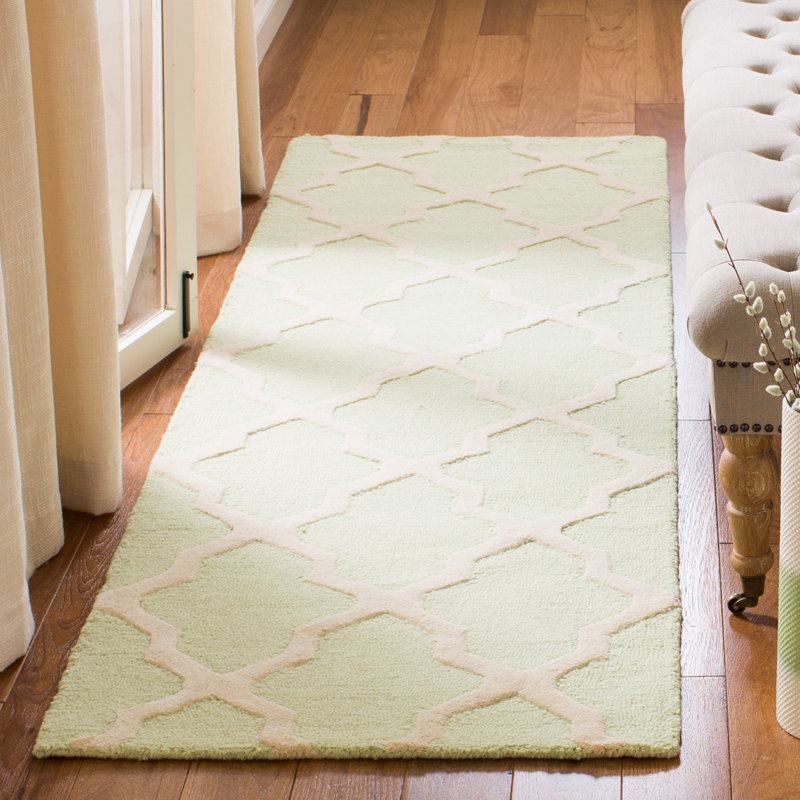Tapis en laine touffeté à la main Cannen, Tapis de couloir 2 pi 6 po x 10 pi, Vert pâle / ivoire