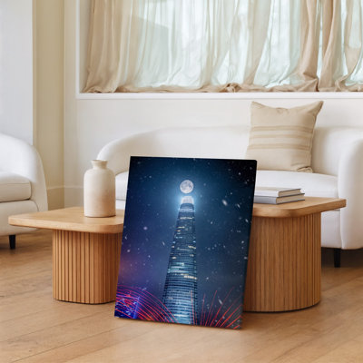 Toile, "Un gratte-ciel imposant" transperce le ciel nocturne illuminé par des lumières chatoyantes avec une grande lune brillante, art mural sur toile