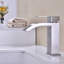 Robinet de lavabo de salle de bain à poignée simple à cascade-117992941