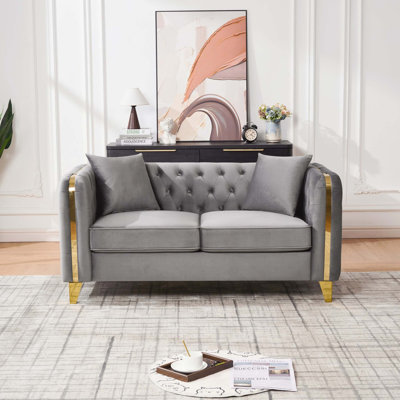 Canapé Chesterfield en velours avec accents dorés Chesterfield
