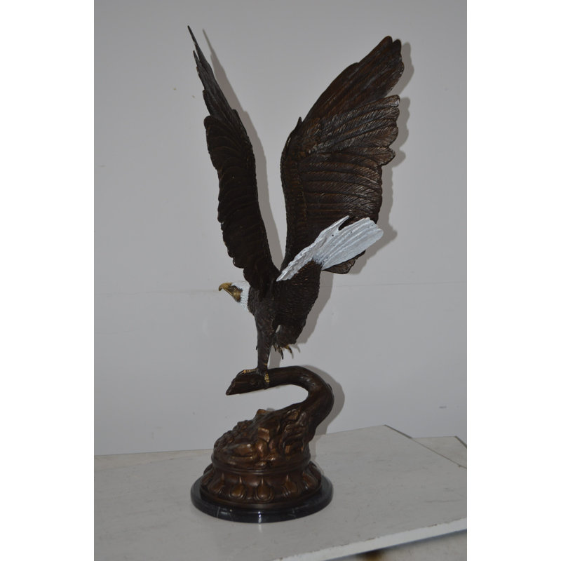 Statue en aigle de Dalston qui arrive à un atterrissage sur une branche - Taille: L 15 po x l 15 po x H 31 po