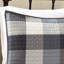 Couette imprimée à chevrons 6 pièces, taille King/King, coloris gris, avec taies d'oreiller et coussins décoratifs assortis, ornés de détails cousus à la main. Style de chalet de campagne.
