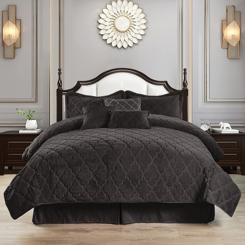 Polyester Geometric Shapes Quilt with Pillow Shams Included, Queen Quilt, Black