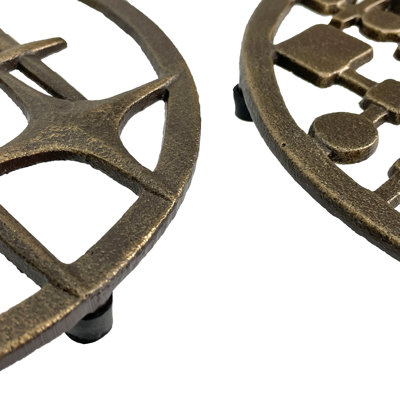 Ensemble de 2 sous-plateaux en fonte MCM - Étoiles et cercles / carrés bronze, protecteurs de table modernistes de 8 po, ensemble de cuisine moderne Mid-Century résistant à la chaleur et résistant