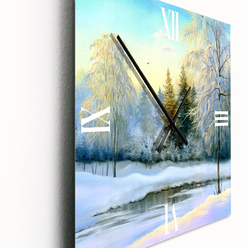 Arbres verts dans un magnifique paysage d'hiver - Horloge murale traditionnelle, Moyen