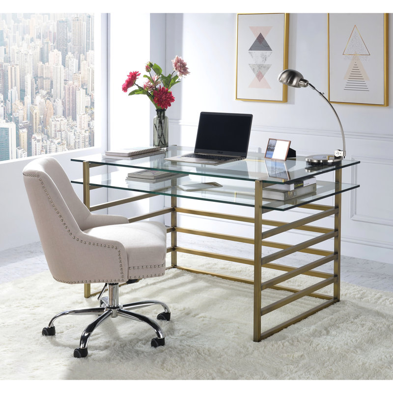 Bureau rectangulaire contemporain avec verre transparent, base en métal au fini or antique, une tablette en verre avec espace de rangement, ouvert
