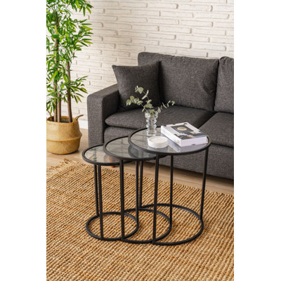 Ensemble de 3 tables gigognes Bullock, blanc et transparent, 13,4 x 19,7 x 13,4 po, 16,5 x 21,3 x 16,5 po, 19,7 x 22,8 x 19,7 po | Plateau 100% verre trempé transparent, cadre 100% métal | Élégant et fonctionnel pour le salon et le bureau