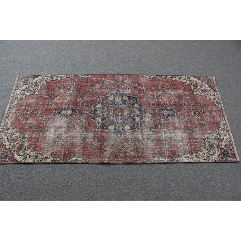 Le tapis turc classique classique agit comme un tapis de porte élégant unique avec un motif rouge pour la décoration intérieure