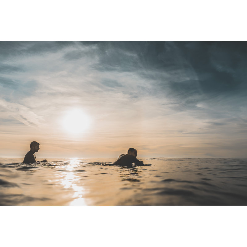 Deux surfeurs en attente d'une vague au coucher du soleil - Photographie sur toile tendue, H 8 po x l 12 po