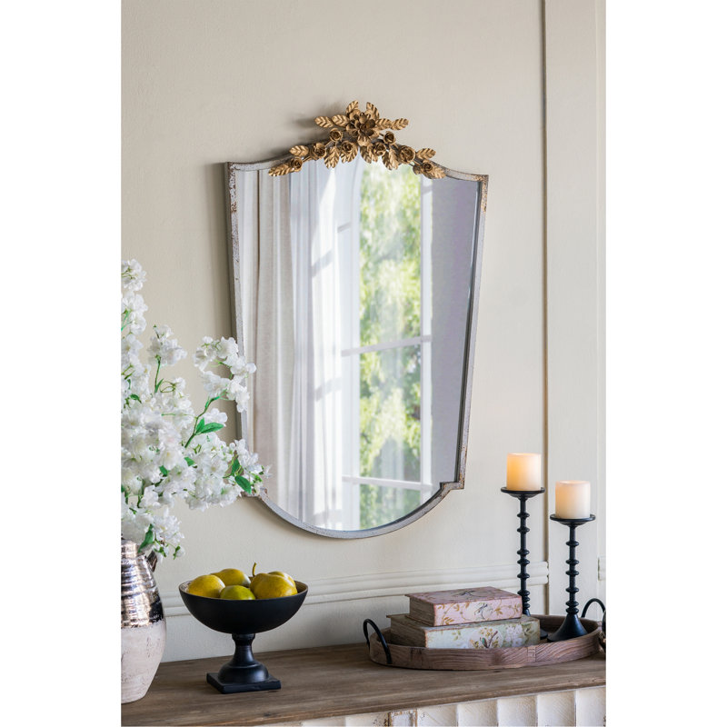 Miroir mural arqué 24 x 1,6 x 37,4 po avec cadre ivoire délavé et couronne florale dorée