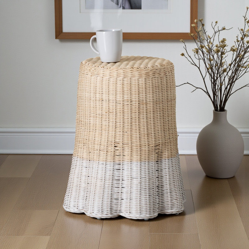 Table de bout en rotin transparent tissé à la main en osier avec base festonnée
