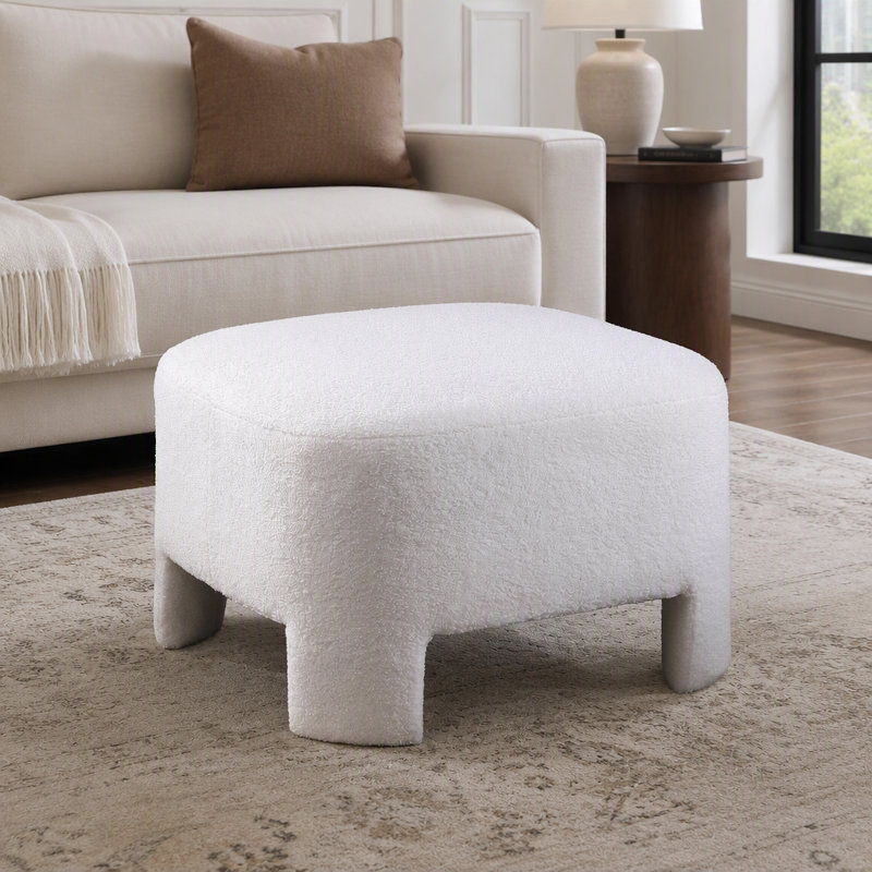 Pouf de luxe en tissu sherpa blanc, design moderne avec pieds intégrés, multifonctionnel et sans assemblage requis.