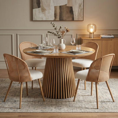 Ensemble de salle à manger 5 pièces style bohémien médiéval, table ronde en bois avec 4 chaises en osier brun et coussins en éponge beige, pour la cuisine et la salle à manger