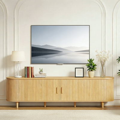 Meuble télé 70 po avec portes coulissantes et prises intégrées de style Mid-Century 70 po, console média en chêne naturel japonais pour les téléviseurs de 75 po ou moins.