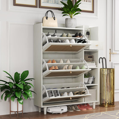 Armoire à chaussures de style bohémien avec tiroirs rabattables en rotin et plusieurs options de rangement pour le vestibule