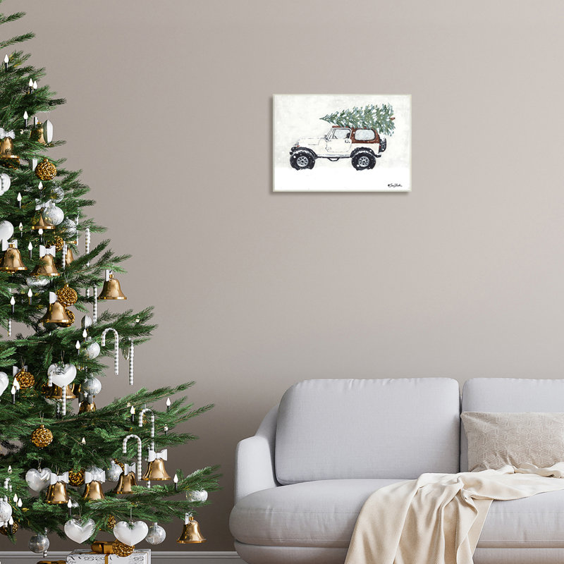 Camion blanc enneigé portant un arbre de Noël frais, estampe numérique encadrée noire par Sara Baker, Plaque murale