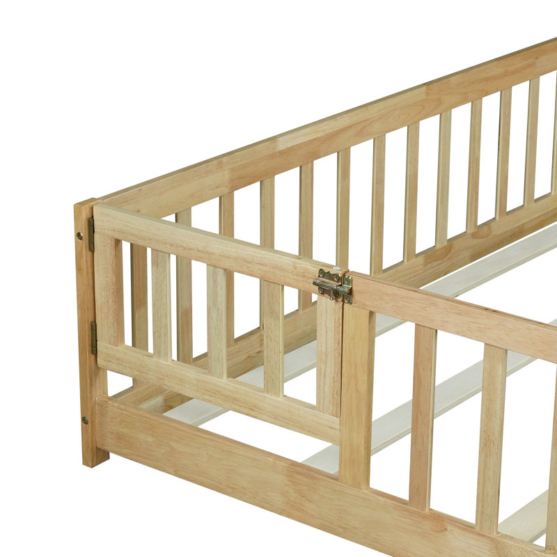 Lit grand format avec clôture, porte, lit en bois d'hévéa avec garde-corps de sécurité, Grand lit