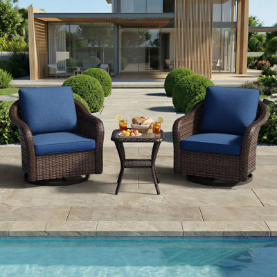 Ensemble de conversation de patio en osier 3 pièces avec 2 chaises pivotantes, table d'appoint et coussin bleu