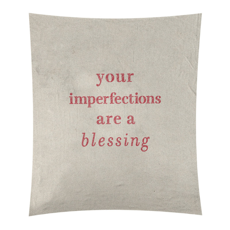 Tapisserie citation d’imperfections écrites en polyester, H 60 po x l 51 po, Blanc / rouge