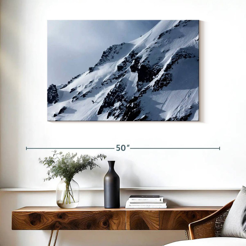 Kavia skiant en bas de la montagne, H 26 po x l 39 po