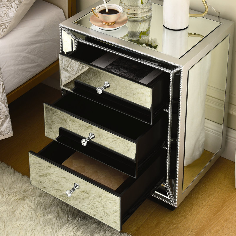 Élégante armoire à miroir à trois tiroirs argentée - Transformez votre chambre à coucher avec un rangement élégant pour 3 pièces en verre épais
