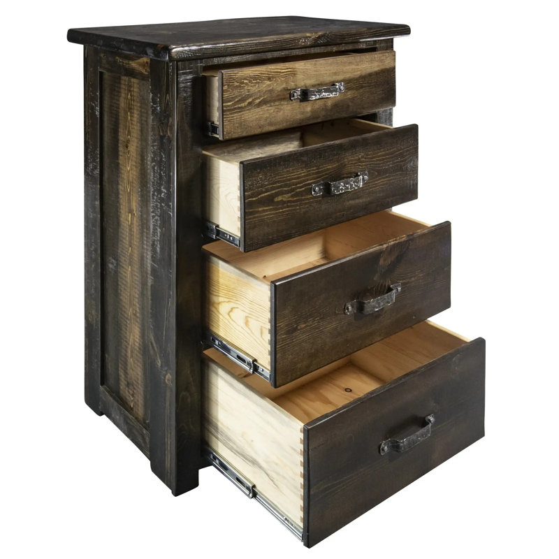 Commode 4 tiroirs Bigstone avec accents en fer forgé Bigstone de la collection Big Sky