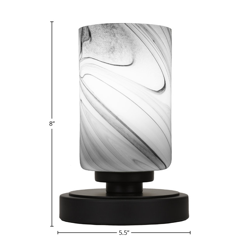 Lampe d'appoint Aleina illustrée dans une finition noire mate avec verre tourbillon onyx de 4 po