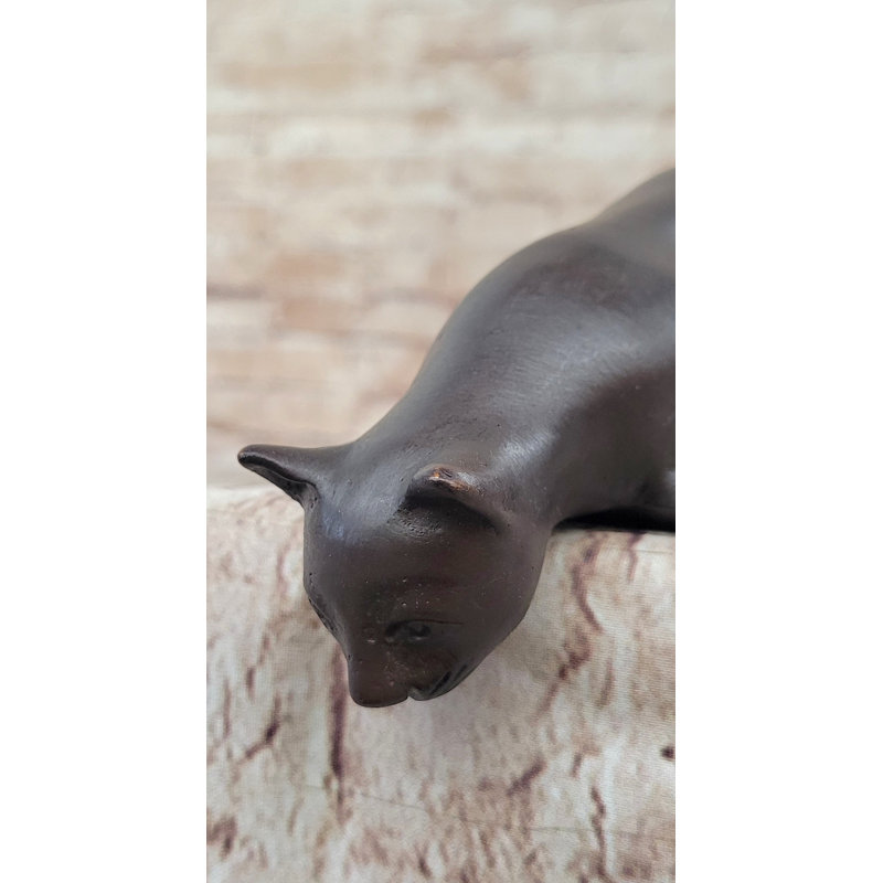 Figurine de chat en bronze signée