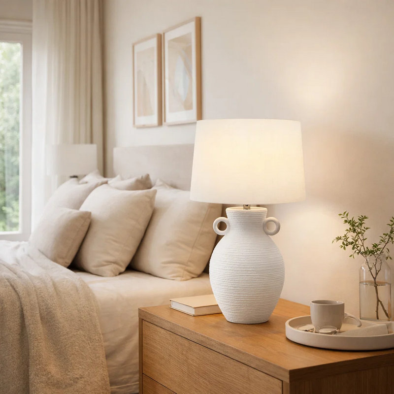 Lampe de table Omoi, 30 pouces, base blanche nervurée avec poignées, abat-jour en polyester, Blanc