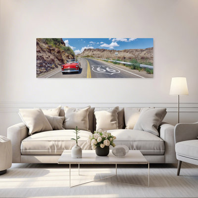 Voiture rétro sur la route, Route 66, Arizona, États-Unis, art contemporain contemporain, paysage mural