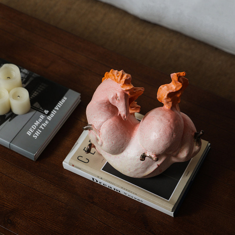 Objet décoratif en céramique en forme de cheval rose