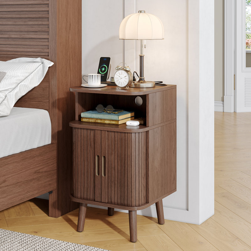 Tables de chevet en bois avec station de charge, table d'appoint moderne Mid-Century avec portes coulissantes, table de chevet cannelée, noyer / chêne naturel
