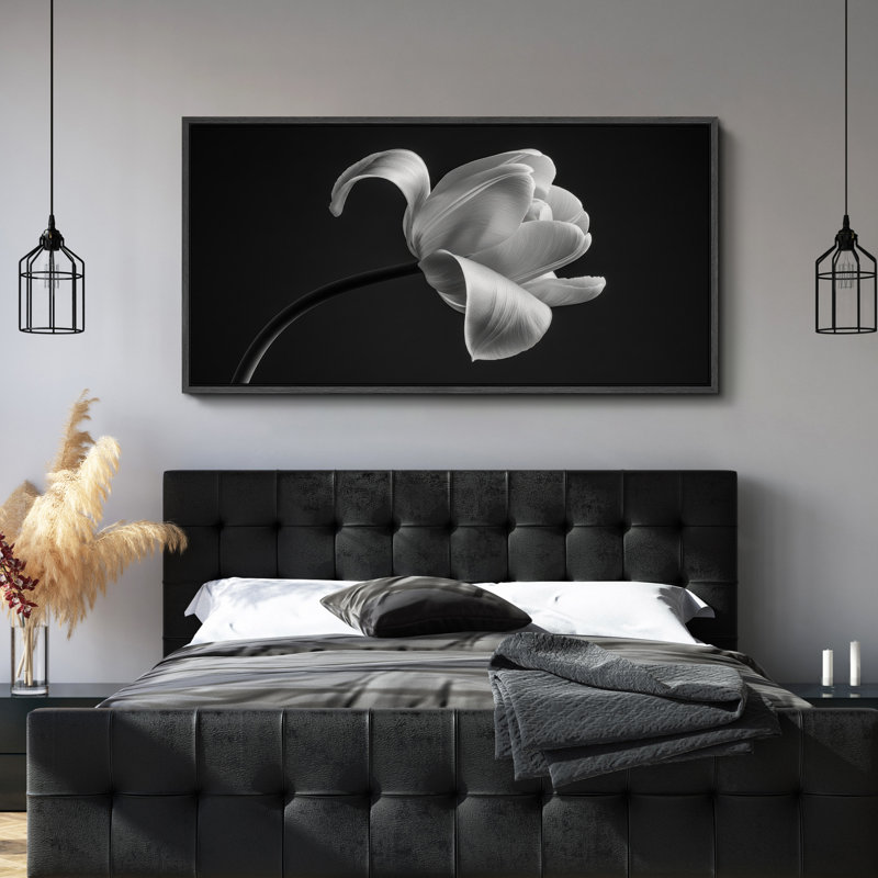 Vue latérale de l'art mural sur toile encadré de tulipes noires et blanches - Photographie florale monochrome moderne pour des intérieurs élégants