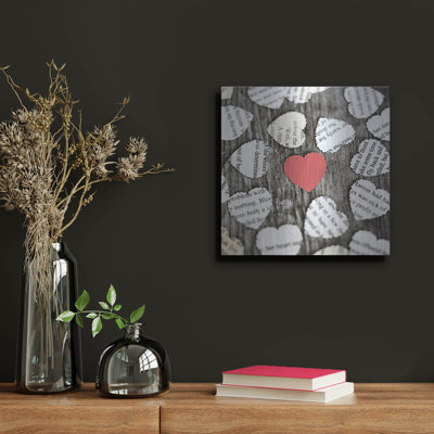 «Red Heart with Heart Book Pages» par Tom Quartermaine, art mural en métal