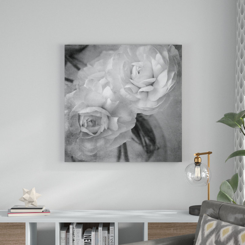 «Dark Ranunculus I», photographie sur toile, H 12 po x l 12 po, Toile tendue