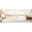 Lit plateforme en bois avec garde-corps et coussin